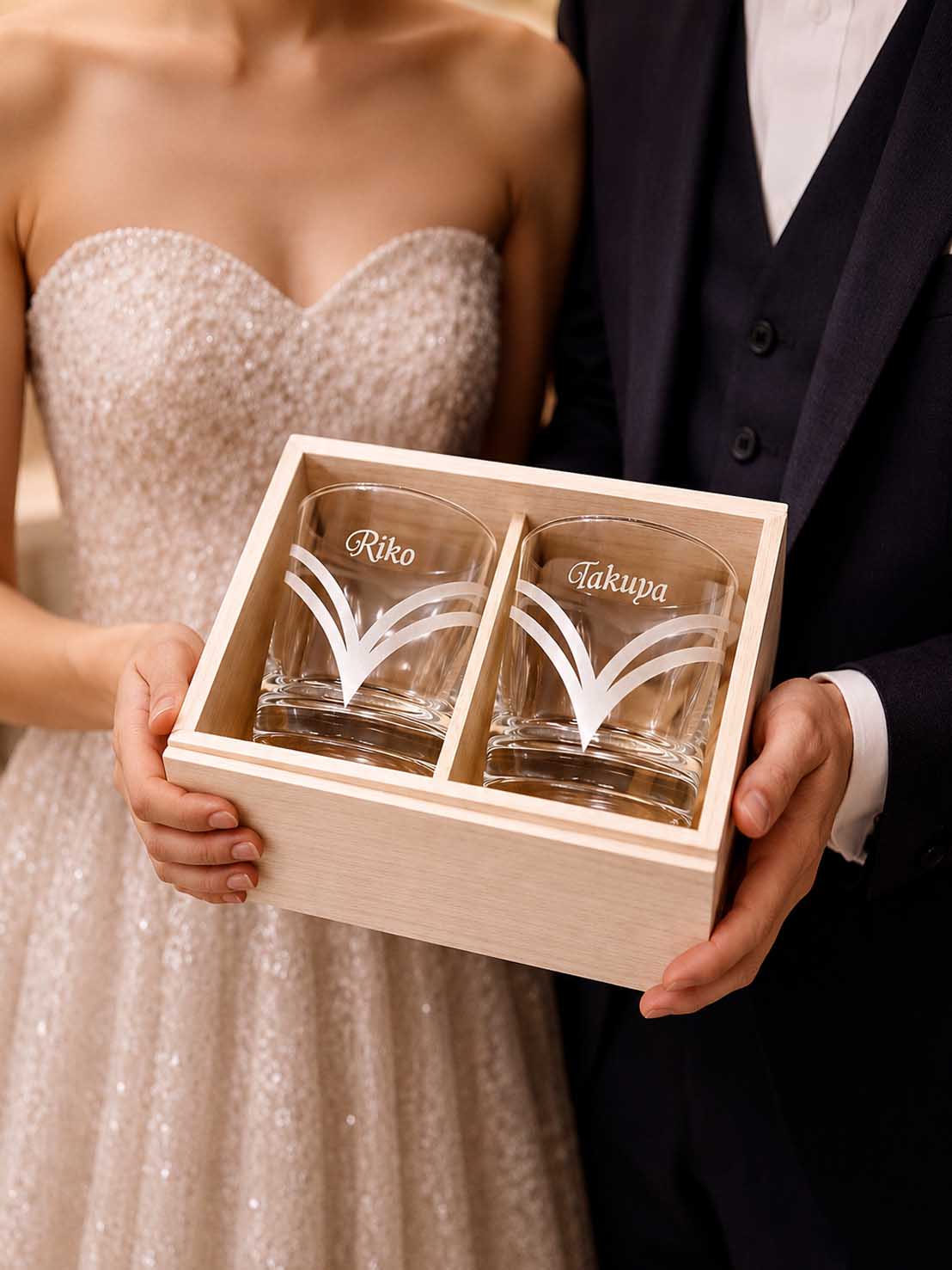 結婚式の引き出物として用意された桐箱入りの名入れペアロックグラスの写真
