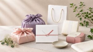結婚式の引き出物として用意された上品な包装ギフトとのし袋、風呂敷包みのイメージ