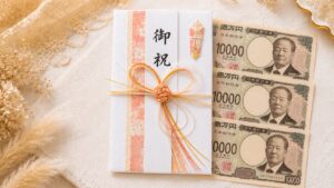 結婚式のご祝儀相場を考える場面を表す、袱紗の上に置かれた上品なご祝儀袋