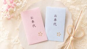 結婚式のお車代として用意する白い封筒と水引を上品に写したイメージ