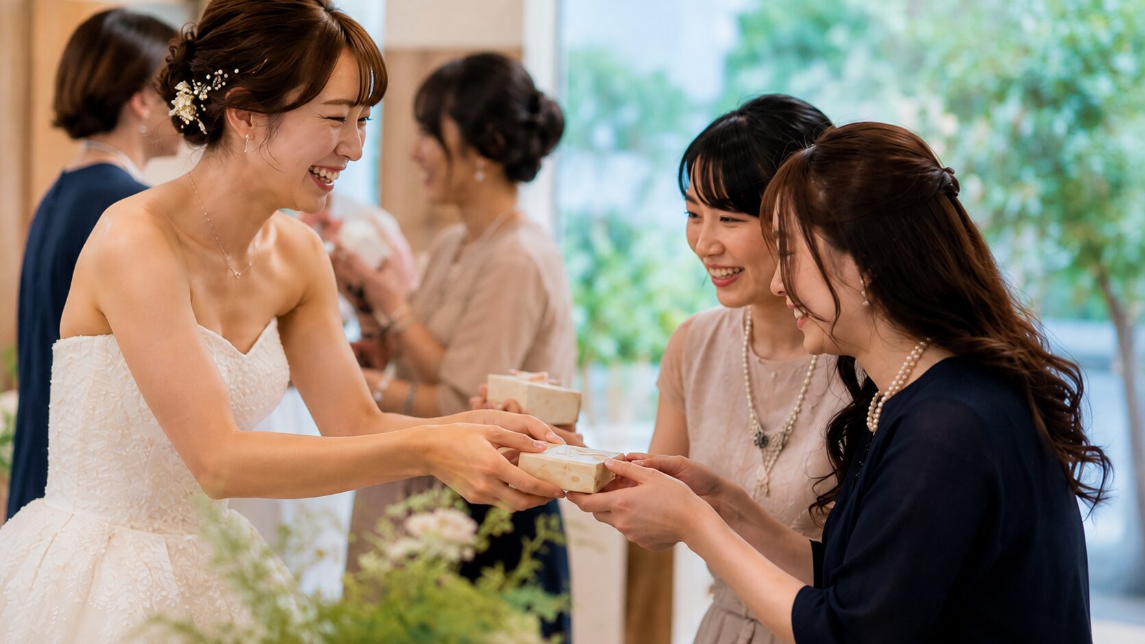 披露宴のお見送りで新婦がゲストへプチギフトを手渡している様子